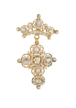 5.  Colgante S. XIX compuesto por motivo de corona y cruz colgante realizado con perlas finas sobre filigrana de oro