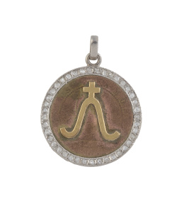 6.  Colgante circular S. XIX con orla de diamantes y platino rodeando moneda de cobre adornada por cruz de oro aplicada