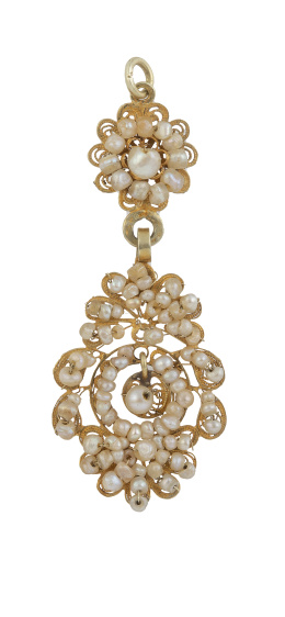 8.  Colgante S. XVIII-XIX con perlas de aljófar sobre filigrana de oro, compuesto por rosetón y perilla colgante
