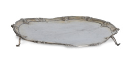 1321.  Salvilla de plata, de contorno, con conchas. Oporto, h. 1800