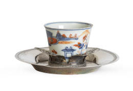 600.  Mancerina de plata de estilo Carlos IV y una jícara de porcelana china de estilo Imari. Con marcas.Toledo, J. Rodríguez, 1853.