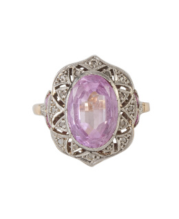 368.  Sortija de pp. S. XX con rosa de Francia central de talla oval con marco lobulado calado decorado con diamantes