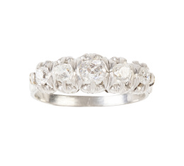 274.  Sortija cintillo de brillantes de talla antigua engastados en garras, de tamaño creciente hacia el centro