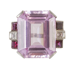 152.  Sortija Art-Decó con rosa de Francia talla esmeralda de 29 ct aprox flanqueada por diamantes carré y rubíes