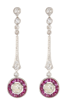 140.  Pendientes largos estilo Art-Decó de ojos de perdiz de rubíes que penden de barrita de brillantes