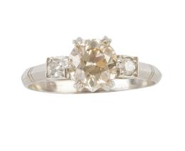 50.  Sortija solitario con brillante central de talla antigua de 1,13 ct aprox, engastado en seis garras y flanqueado por dos brillantes