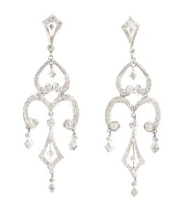 109.  Pendientes largos chandelier estilo Belle-Époque de brillantes con motivos florales y de roléos con rombo colgante