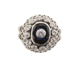 253.  Sortija Art-Decó con chatón de brillante central sobre óvalo de zafiro facetado