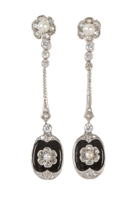 142.  Pendientes largos estilo Art-Decó de óvalos de oníx y rosetón de perla que penden de barrita de diamantes, rosetón superior 