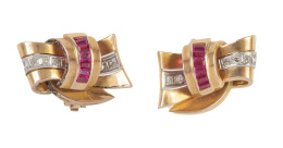 111.  Pendientes chevalier años 40 con diseño de lazo de brillantes y rubíes sintéticos