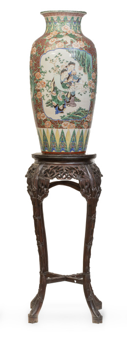 1248.  Jarrón de porcelana esmaltada de familia verde, sobre peana de madera tallada.China, ff. del S. XIX - pp. del S. XX.