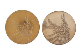 985.  GEORGES MATHIEU (Boulogne-sur-Mer, Francia, 1921 - Boulogne-Billancourt, 2012)Dos medallas conmemorativa de Union Internationale des Chemins de Fer 1922-1972