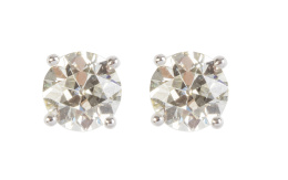 200.  Pendientes dormilona con solitarios de brillantes engastados en cuatro garras