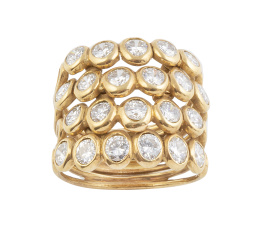 209.  Sortija YANES con cinco bandas de chatones de brillantes en marcos ovalados de oro liso, con montura de hilos de oro