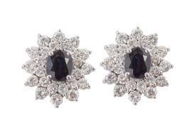 257.  Pendientes rosetón con centro de zafiro oval y doble orla de brillantes