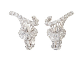 355.  Pendientes de brillantes años 50 con diseño flor, que remata en estambres coronados con brillantes, y con base de diamantes talla baguette