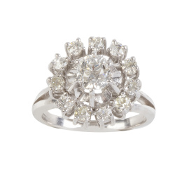202.  Sortija rosetón de brillantes con brillante central elevado en seis garras