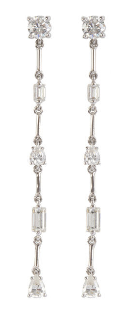 389.  Pendientes largos de brillantes de diferentes tallas articulados con barritas