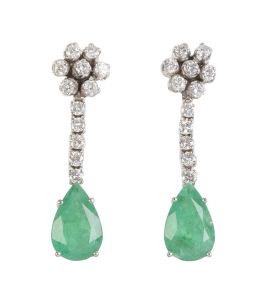 156.  Pendientes largos de esmeraldas y brillantes, desmontables,  con esmeralda talla pera que pende de línea de brillantes y rosetón de brillantes superior
