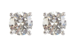 198.  Pendientes dormilona con solitarios de brillantes engastados en cuatro garras