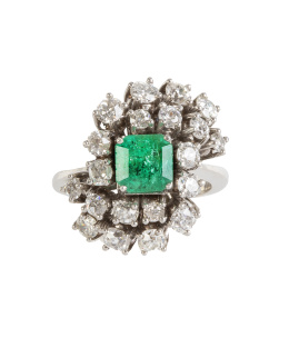 345.  Sortija con esmeralda talla cuadrada y brillantes, dispuestos de forma asimétrica engastados a diferentes alturas