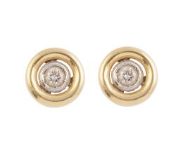 206.  Conjunto de pendientes y colgante con solitarios de chatones de brillantes en marco de oro