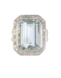 400.  Sortija con aguamarina de talla esmeralda rectangular, orlada de brillantes
