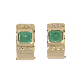 211.  Pendientes de esmeraldas entre bandas de brillantes, con diseño de bandas curvas 