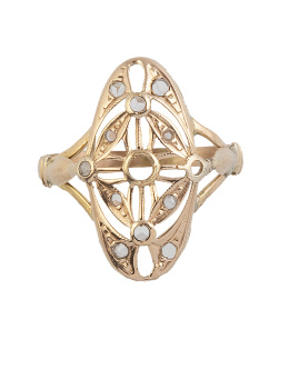 76.  Sortija lanzadera oval de pp. S XX con decoración calada y zafiros blancos