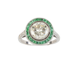 376.  Sortija ojo de perdiz con brillante central de 1,79 ct orlado de esmeraldas calibradas