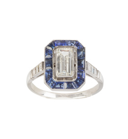 402.  Sortija con diamante talla esmeralda de 0,65 ct aprox, rodeado por marco octogonal de zafiros