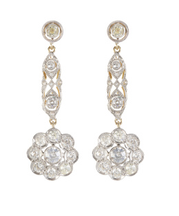 369.  Pendientes largos de brillantes estilo Art-Decó, con flores que penden de chatón de brillante y barrita lobulada y calada