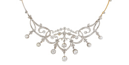 382.  Collar gargantilla de brillantes de talla antigua Belle-Époque, con centro de guirnaldas, cintas entrelazadas de diamantes y brillantes colgantes
