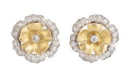 99.  Pendientes flor de brillantes con pétalos de oro liso con orla exterior y centro de brillantes