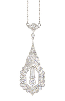 120.  Pendentif estilo Belle-Époque con diseño de gota de brillantes y diamante talla trapecio adornada con hojas, que pende de hoja de palma superior
