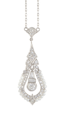 399.  Pendentif estilo Belle-Époque con diseño de gota de brillantes y perlas finas, con centro de brillante y diamantes trapecio colgantes