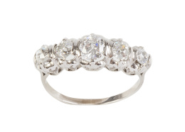 123.  Sortija cintillo de brillantes de tamaño creciente hacia el centro