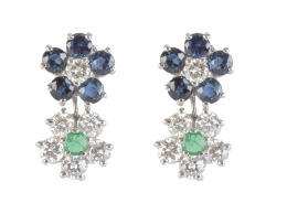 314.  Pendientes de brillantes, zafiros y esmeraldas compuestos por de dos flores articuladas
