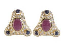 331.  Pendientes triangulares con cabuchón central de rubí pavé de brillantes y cabuchones de zafiros