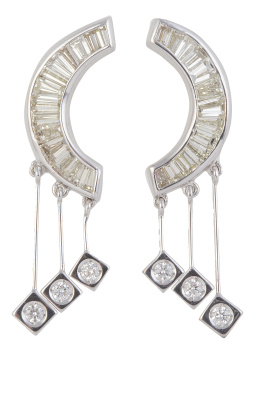 313.  Pendientes largos de brillantes,  con diseño de media luna de diamantes talla baguette de la que penden tres brillantes colgantes de barritas