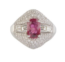 297.  Anillo con rubí oval central y brillantes en montura bombée de pavé decorada con banda central de diamantes talla trapecio