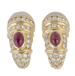 330.   Pendientes de cabuchones de rubíes, brillantes y perla mabe con diseño a modo de cornucopia