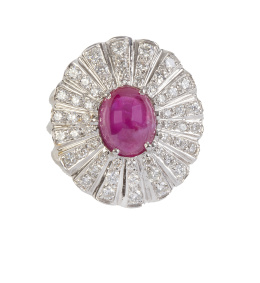 309.  Sortija de rubí y brillantes en diseño de flor oval, con centro de cabuchón de rubí y pétalos de brillantes