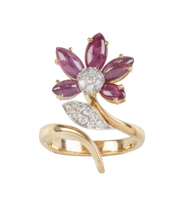 334.  Sortija flor con pétalos de rubíes talla navette y centro y hoja de pavé de brillantes, en diseño asimétrico abierto