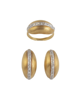 176.  Conjunto de pendientes y sortija años 60 con diseño bombée de oro mate decorado por banda central de brillantes 