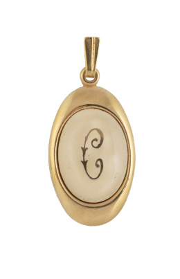 213.  Colgante oval con letra "C" en esmalte color marfil