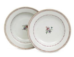 1233.  Pareja de platos de porcelana esmaltada de Compañía de Indias de familia rosa.China, ff. del S. XVIII.