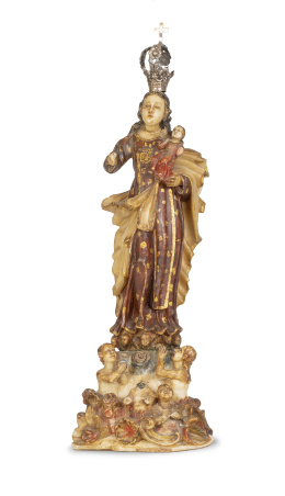 693.  Virgen con el Niño.Piedra de Huamanga tallada, policromada y dorada con corona de plata.Escuela cuzqueña, S. XVIII.