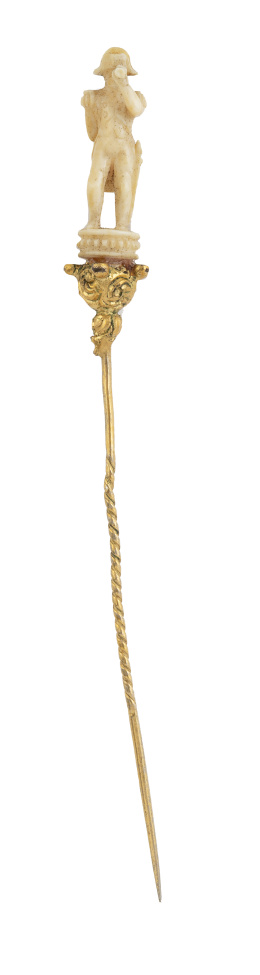 106.  Alfiler de corbata S. XIX con figura de Napoleón delicadamente tallado en marfil en bulto redondo, sobre capitel labrado