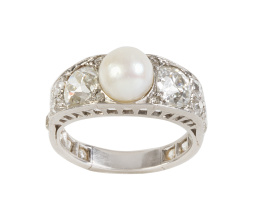 417.  Sortija de pp. S. XX con perla centra flanqueada por dos líneas de brillantes de talla antigua de tamaño creciente hacia el frente